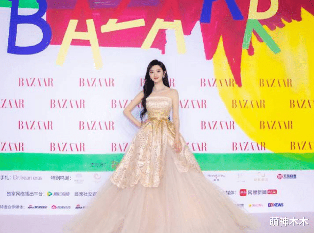 高定|芭莎慈善夜红毯生图来了！杨幂复古大花裙压场，杨颖高定首穿迎战