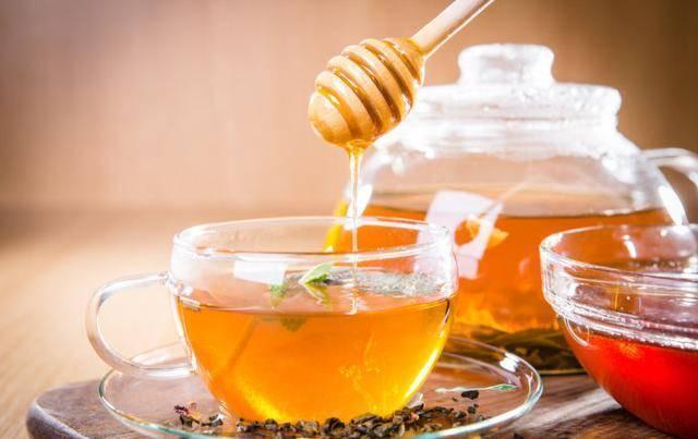 美食轩事|经常喝点蜂蜜水的话，对身体健康有什么好处？什么时间喝才合适呢