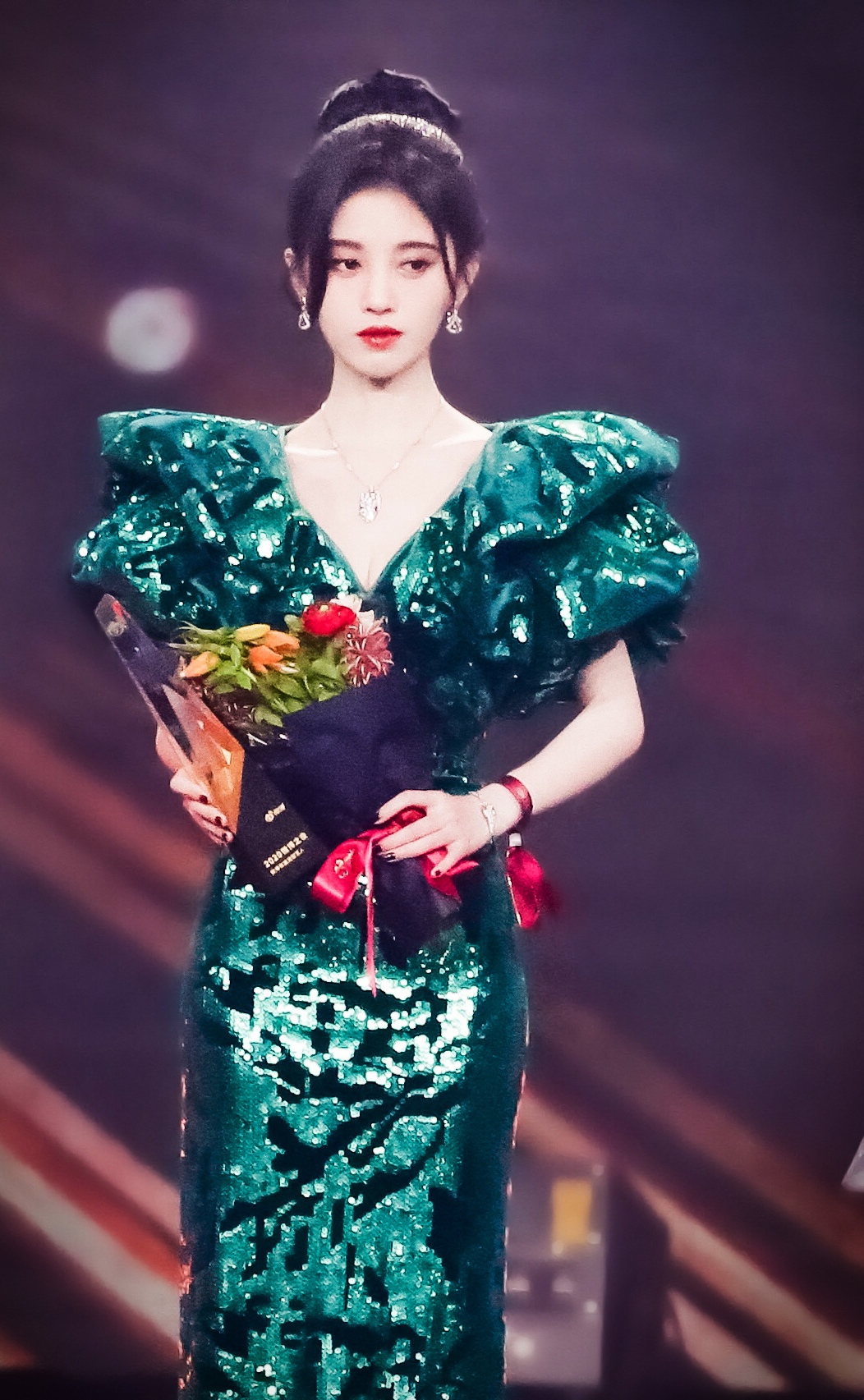 鞠婧祎|鞠婧祎新剧路透曝光，片场抱着玩偶不撒手，饭拍镜头下颜值超能打