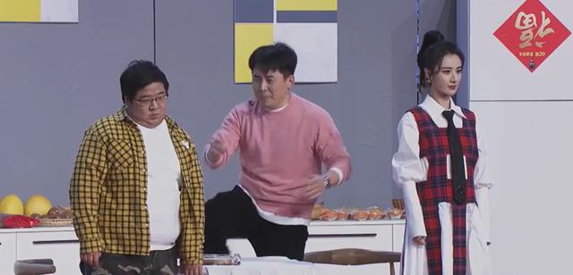 春晚|春晚斗艳：杨幂红裙紧绷凹凸，虞书欣抹胸蕾丝，热巴吊带艳压全场