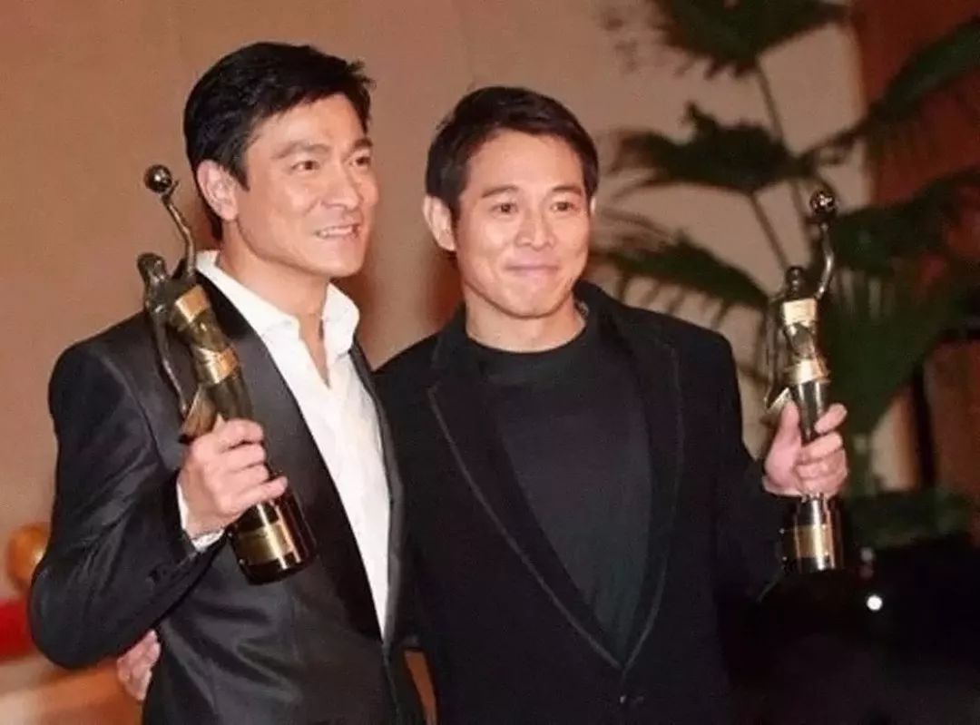 成龙|成龙周润发去了好莱坞，双周一龙后的香港影坛，谁在统治票房榜？