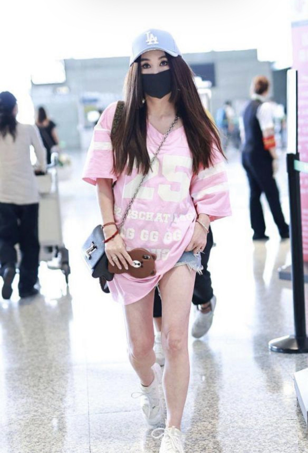 潮帮先生|温碧霞越老越时髦,穿粉色T恤不算啥,还学小姑娘玩“下衣失踪”