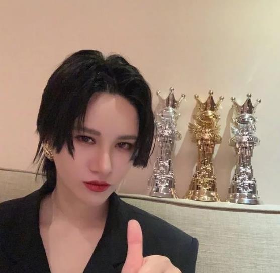 迪玛希|穿老板的“二手衣服”，吃不饱睡机场，迪玛希终走上解约之路