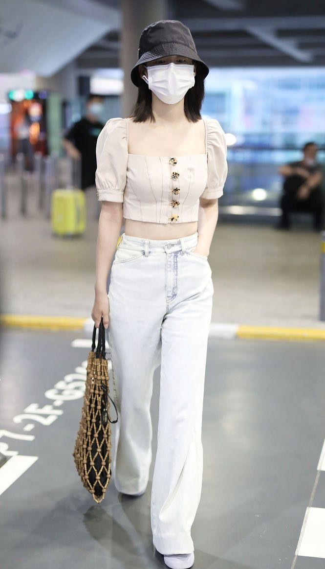 李沁|李沁这造型真奇特，穿条“柱子裤”，感觉比张一山腿“粗”一圈