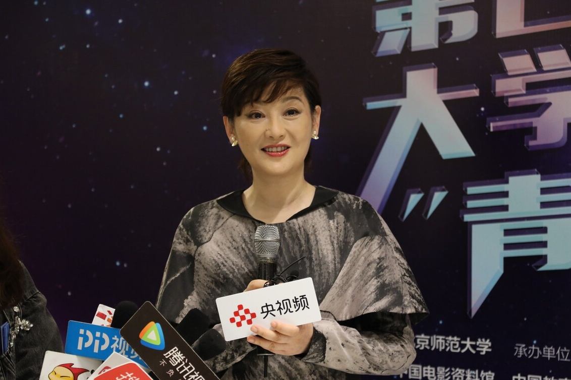 穿衣搭配 53岁的徐帆剪了短发后，不仅显得年轻气质也更好，连脸都小了不少