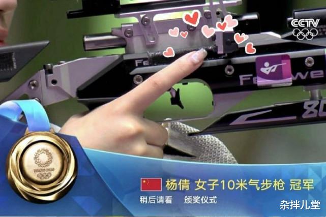 严浩翔|日本人一个微笑被骂惨，网友却疯狂点赞国骂，我们也开始双标了？