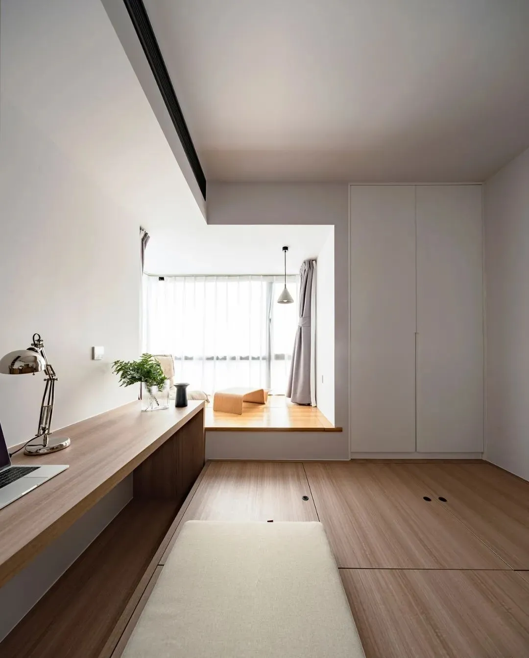 空间色彩整体以黑白灰为主搭配原木,软装配饰点缀蓝色、灰粉,融入金属、亚克力等材质!