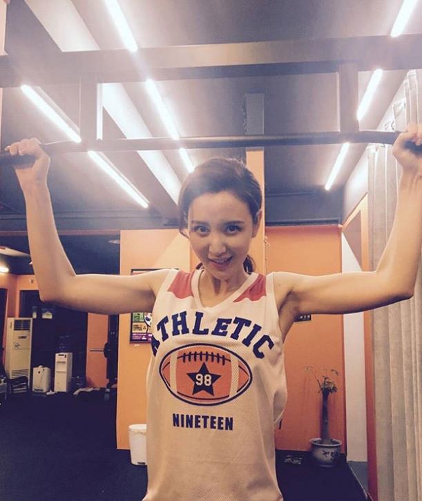 晒晒张萌的家，欧式沙发后做的精致石膏线壁炉，看着也太豪华了