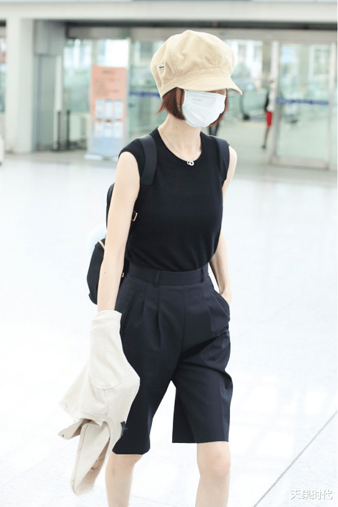 天果时代 吃米饭按粒算得鲁豫，五分西装裤搭T恤显腿短，配马丁靴拉低身高