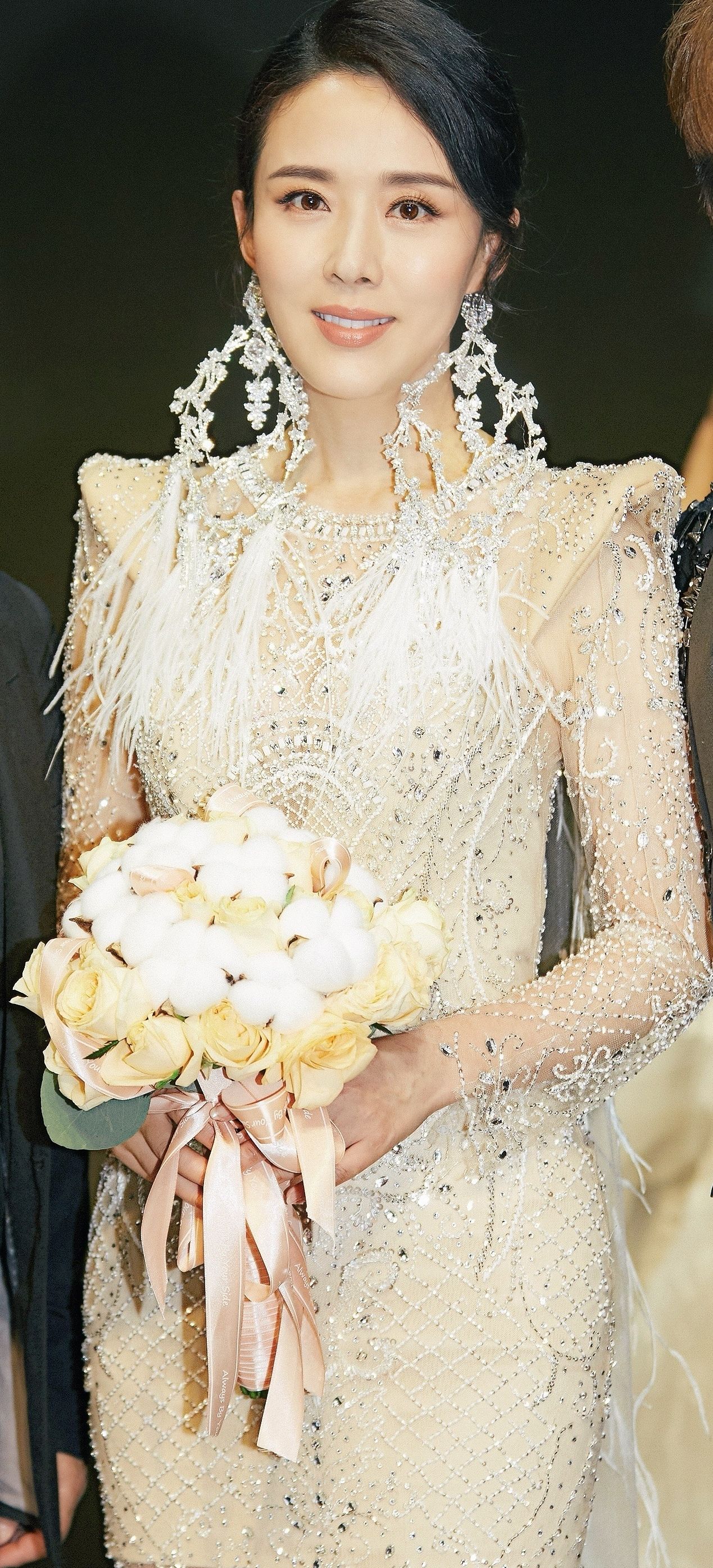 颜丹晨|颜丹晨，气质太迷人了，身材真好，不知道结婚没有