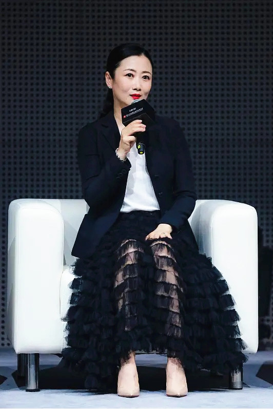 全球时尚号|贾樟柯妻子赵涛好会穿，西装配长裙真优雅，不愧是“国际影后”