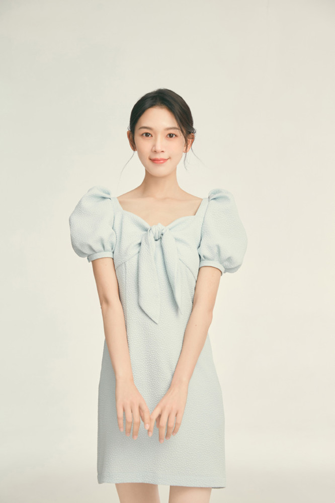 猫姐穿搭经|欧阳娜娜上海办展，穿方领裙和妈妈同框比美，母女俩共用一张脸