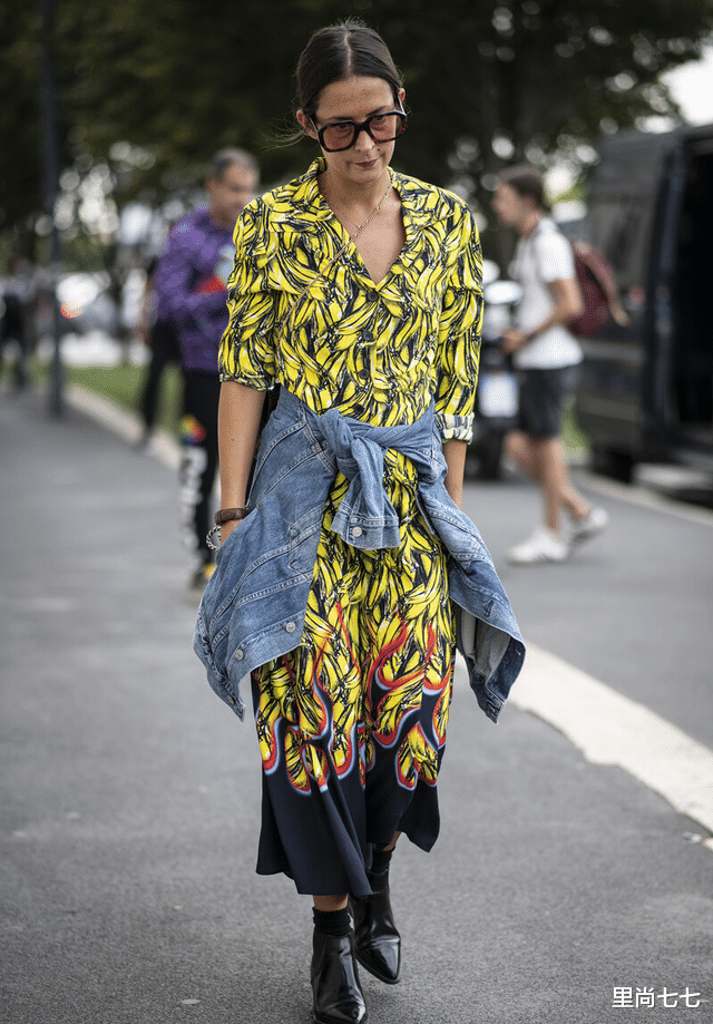 木村拓哉|木村拓哉父女遛狗，未修图脸瘦得太显老，长女和妈妈有同款O型腿