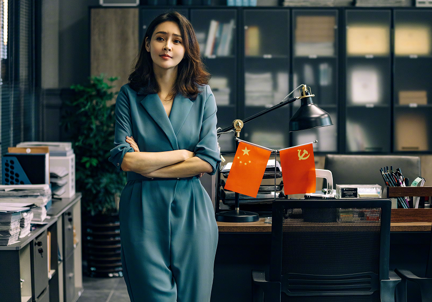 穿衣搭配|于明加的反括号身材挺高级，职业装休闲装轮换自如，38岁也有魅力