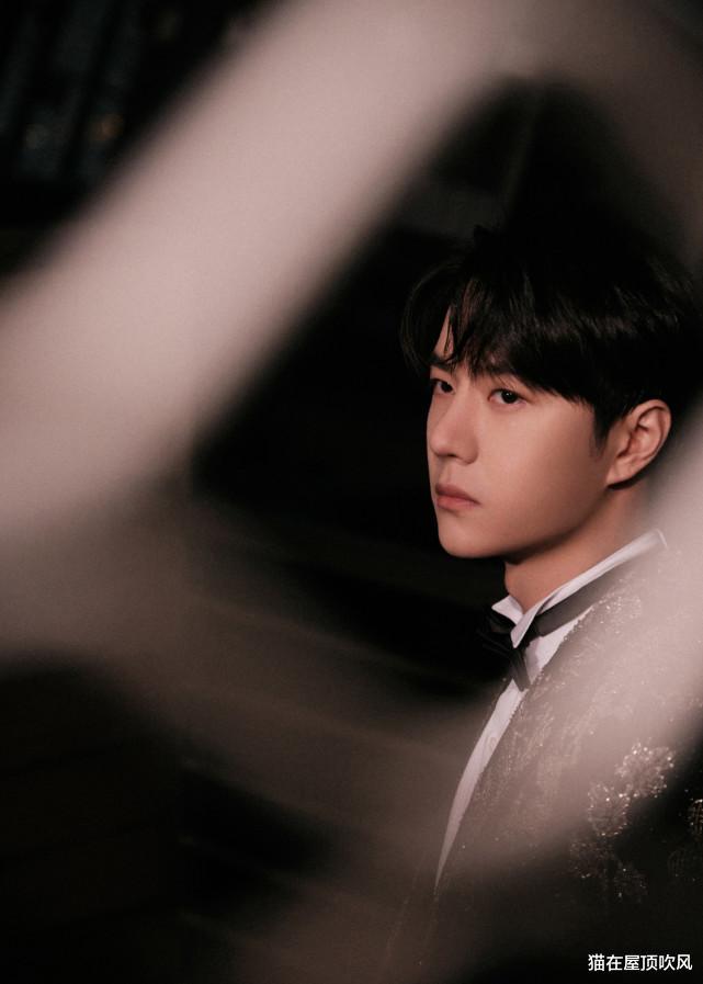 跨年晚会|王一博跨年晚会唱新歌帅爆了