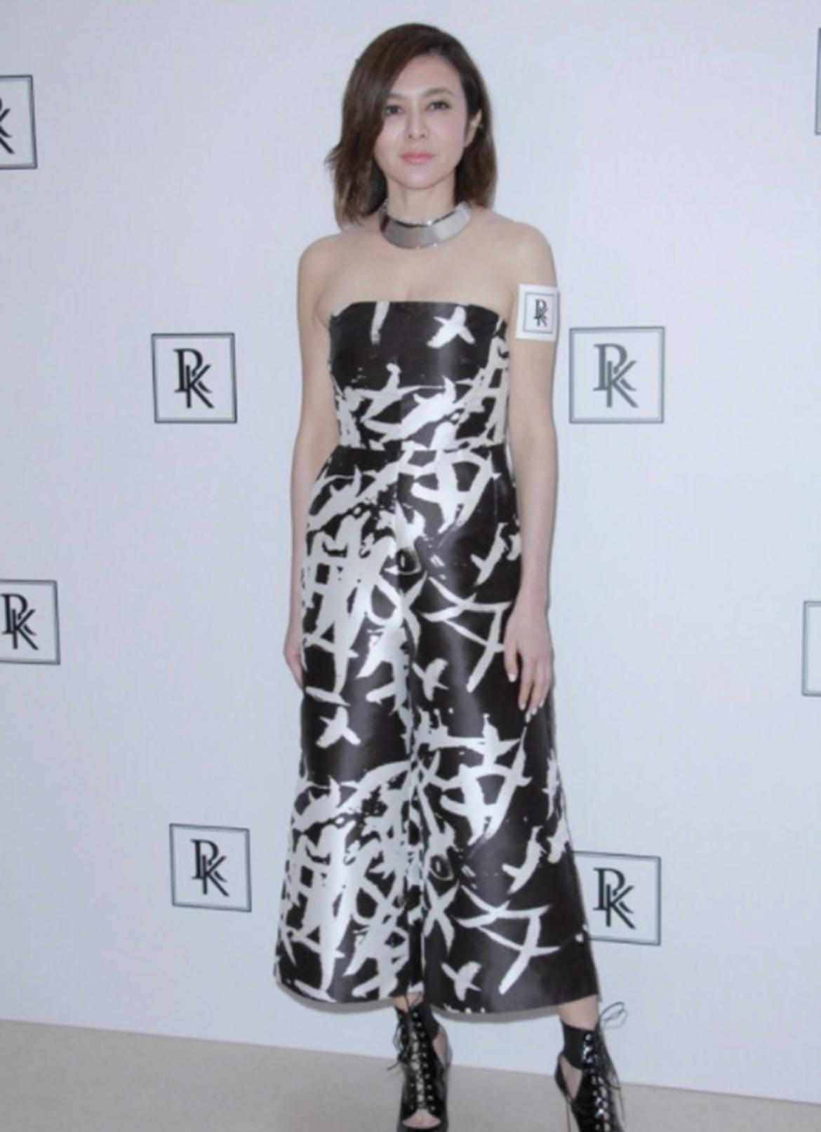 何有强|关之琳穿衣不讲究，黑色的印花“浴袍裙”休闲慵懒，意外高级洋气