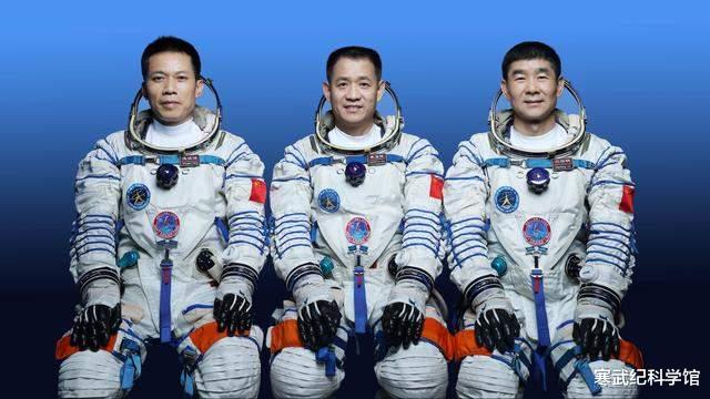 太空 离开地球三个月，为什么宇航员头发没有变长？在太空如何理发？