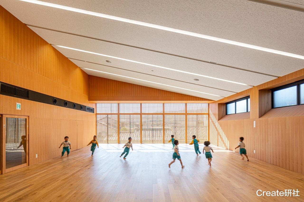EZ 幼儿园,阶梯空间搭建趣味游戏场所 / 日比野设计 + Kids Design Labo