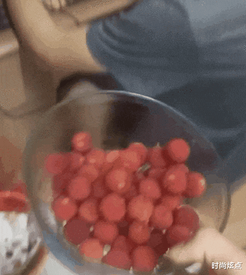 时尚炫点 “我哥给了我瓶这个，很贵吗？喝完以后怎么全身刺挠？”