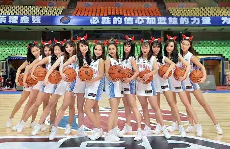 风云视角|搞笑GIF: 大妈真是老当益壮，一看在家就没少拿大爷练手吧