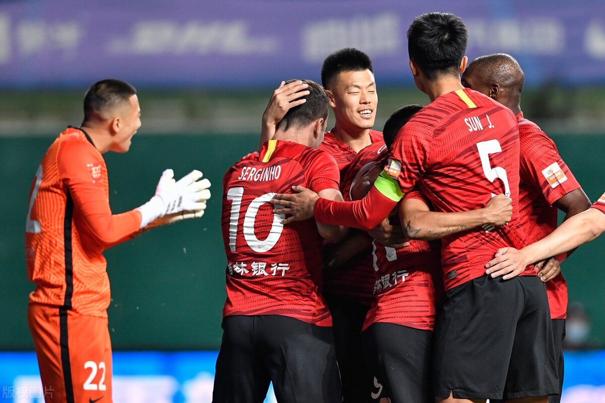 长春亚泰|0比2到2比0！中超黑马爆发，距泰山仅2分，33岁国脚现神奇脚后跟