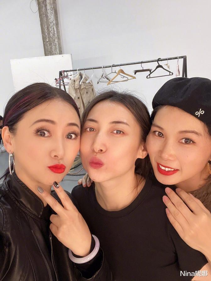 Nina昵娜 翁虹参加娘子军聚会，穿黑皮衣戴大耳环打扮阔气，嘟嘴卖萌好开朗