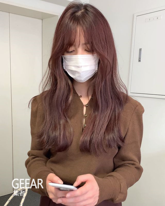 随手拨发都迷人:日本女生的中分刘海大风吹也不怕!