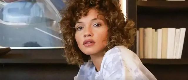 演唱会|乐队主唱忘乎所以，演唱会途中脱裤子当众小便，还是外国人会玩