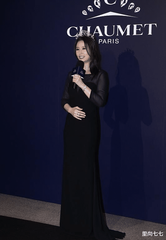 林心如|怀孕实锤？林心如携夫回母校，小腹隆起明显发福，背15万包抢风头