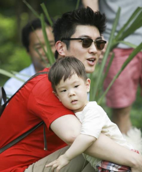 霍思燕|霍思燕二胎女儿疑曝光，被偶遇多次手牵小女孩，嗯哼也曾提及妹妹