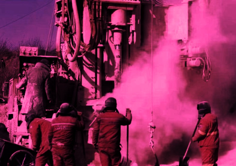 经济评论员 烟台被困矿工再传纸条，都说是金就会发亮 可身处金矿为何没有一丝光亮