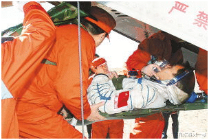 宇航员 万里挑一的宇航员重返地球，却连路也不会走了，只能被抬出返回舱