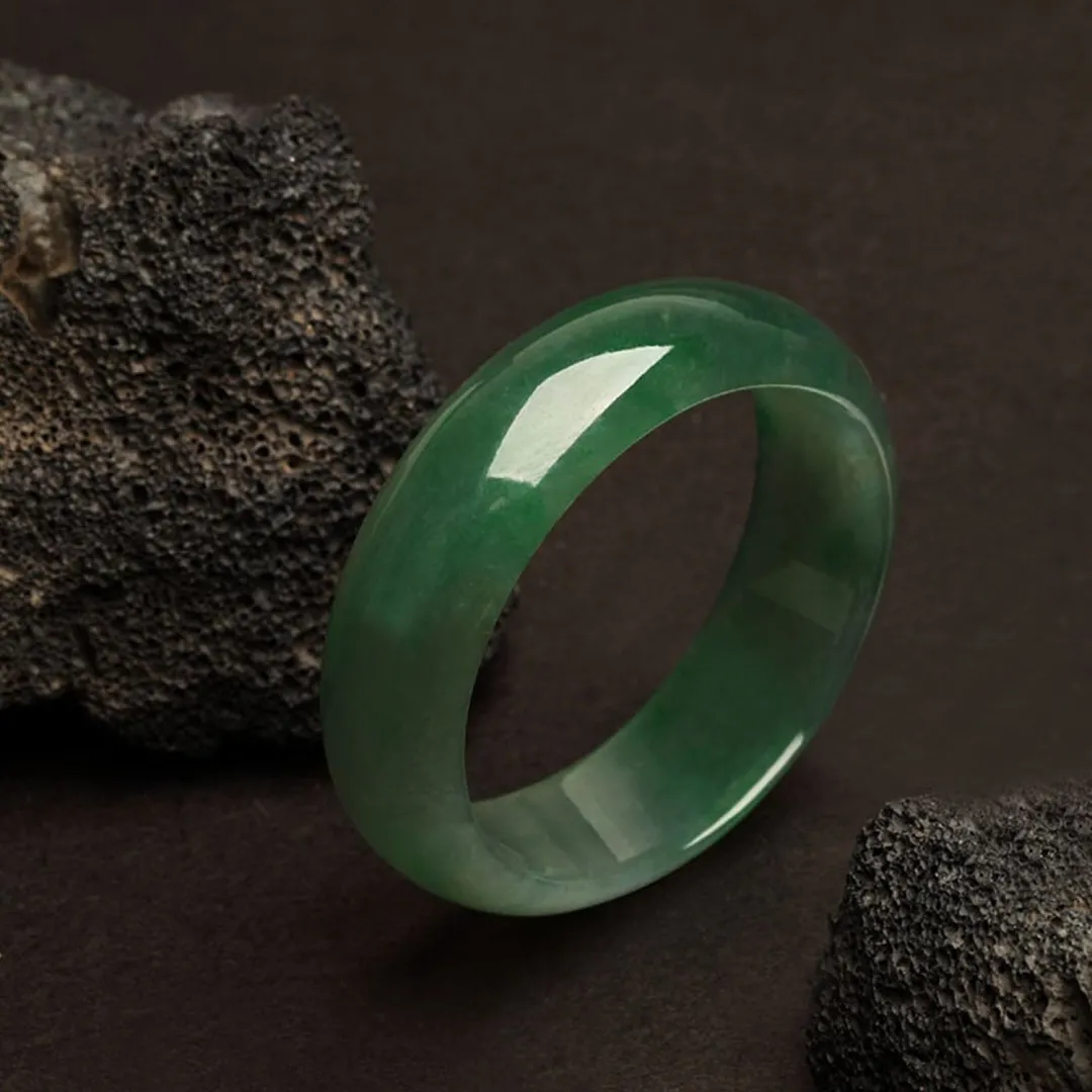 翡翠|翡翠饰品款式多样，佩戴起来有什么讲究呢？