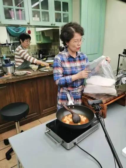 60岁阿姨一天直播14小时,做菜带货还“挽救”粉丝婚姻