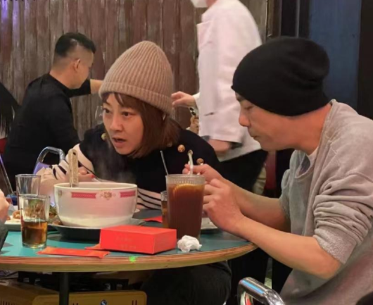 林更新|张卫健夫妇外出，张茜饭桌上抠鼻孔抽烟气质全无，久居内地太惬意