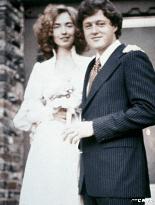 希拉裡有多強勢？46年前婚禮上勾住老公脖子，克林頓在她懷裡好乖-圖3