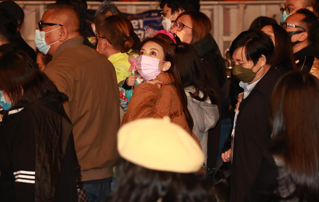 郭富城|郭富城参加跨年演唱会,方媛抱4岁女儿为老公撑场,暖心一幕曝光