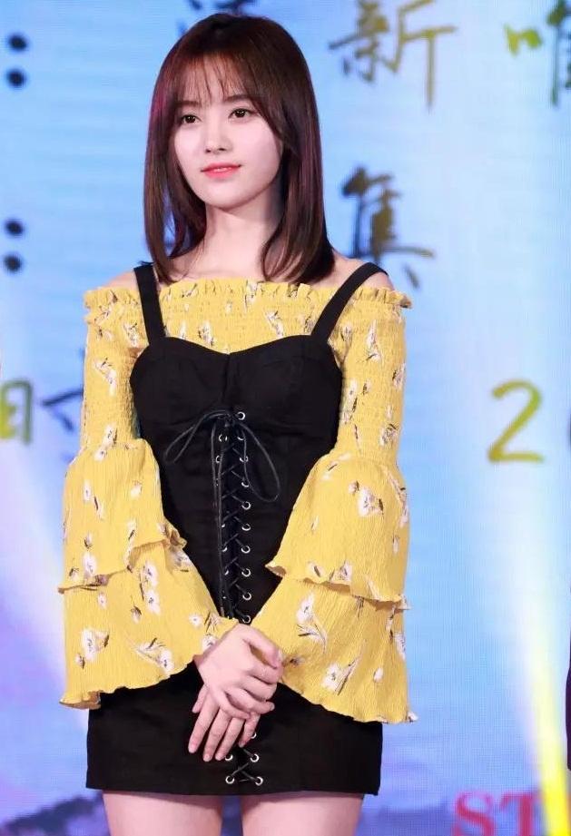 混搭时尚Anna|31岁林允儿保养得真好，穿1000背带裙美回到校园少女，看着像21岁