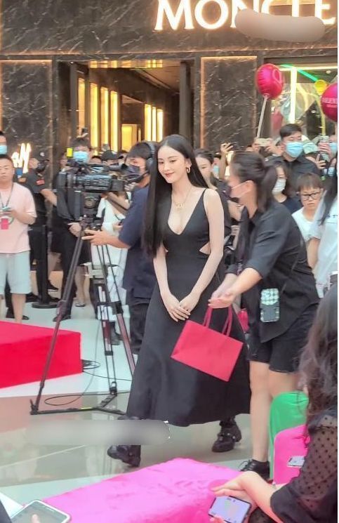 杨幂|关晓彤娜扎同框比美?关晓彤表情拘谨气场不足,被娜扎无情艳压