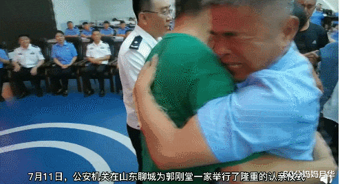 60分妈妈月华|爆哭，24年50多万公里的奔波，“刘德华”终于一家团圆