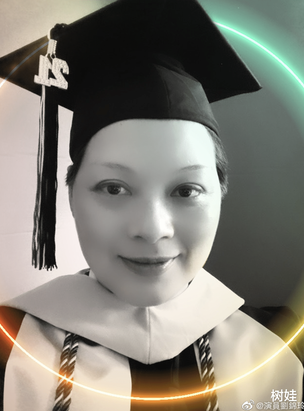 刘锦玲|54岁刘锦玲晒照庆祝硕士毕业，保养得宜气质不减，隐居美国不复出