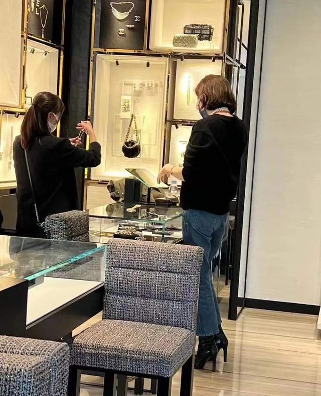 关之琳|59岁关之琳美颜也藏不住老态！穿牛仔扮嫩身材辣，近照不如王祖贤