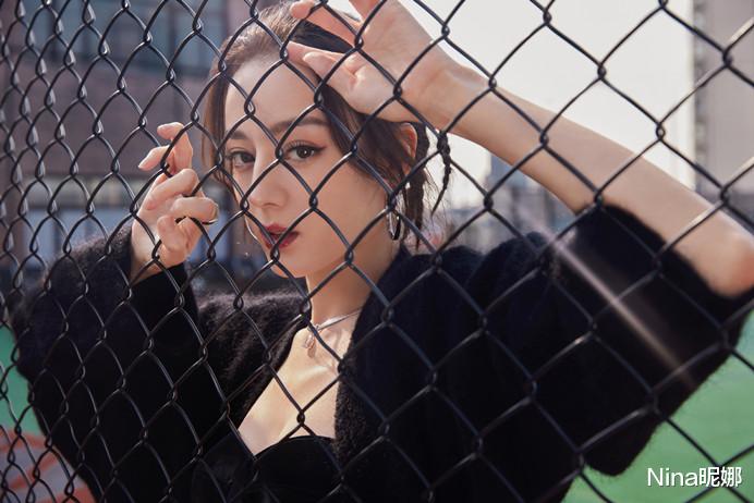 迪丽热巴|迪丽热巴造型大突破！穿皮衣持手枪如特工，选篮球场拍广告太聪明