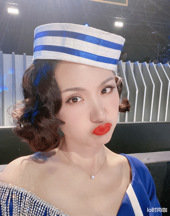 lo时尚咖|40+的程莉莎穿水手服扮嫩太成功，微露香肩自信靓丽，不见老态
