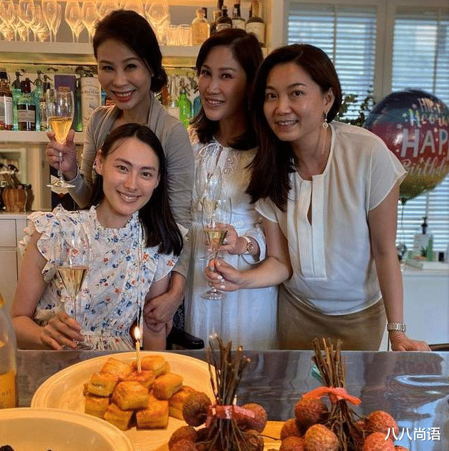 梁洛施|33岁梁洛施近照，穿着连帽毛衫切蛋糕，没嫁入豪门照样过阔太生活