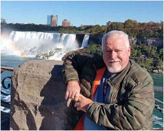 睹图 夫妻俩在后院挖出7具尸体全被肢解，随后“和蔼可亲”的邻居被逮捕