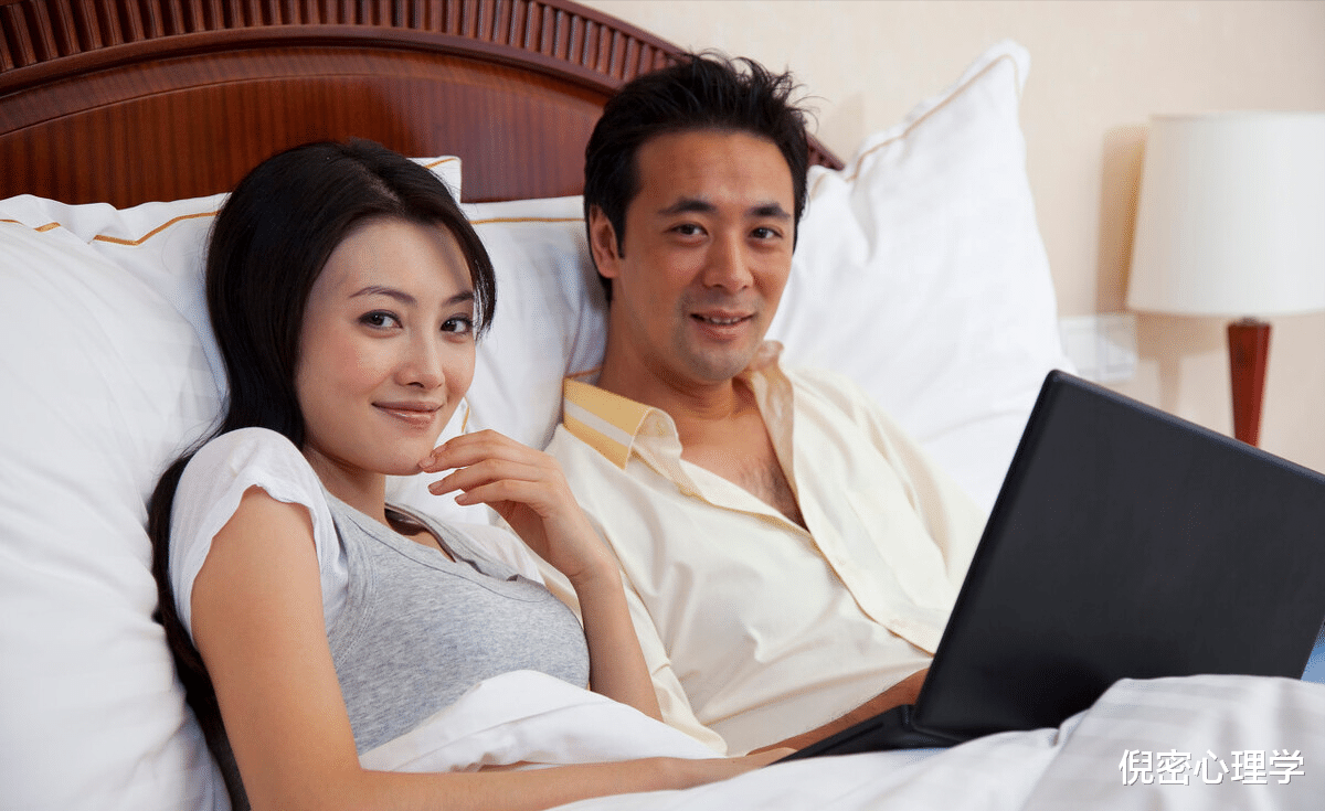倪密心理学|凤凰男：中秋去我家，给我父母5千过节费，你家给两盒月饼就行