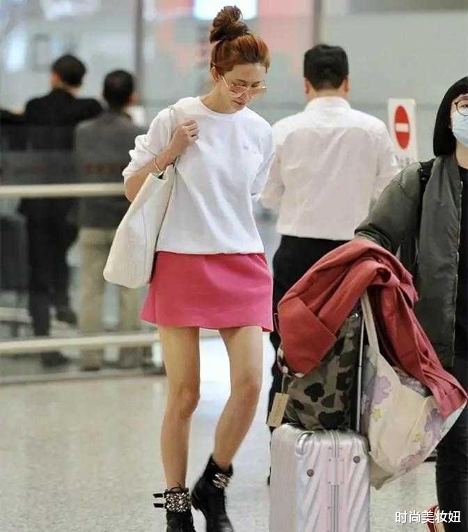 林志玲|林志玲不愧是日本媳妇，白色卫衣配粉裙子，甜美日系太减龄