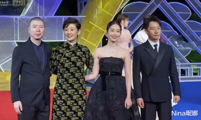 徐帆|公开露面新戏首映礼，老谋深算徐帆穿红裙脱颖而出，居C位抢风头