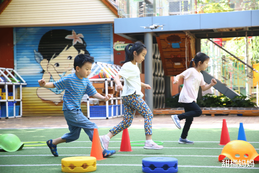 甜橘妈妈|一位幼儿园老师把孩子反锁阳台，室外气温36度，家长心疼落泪